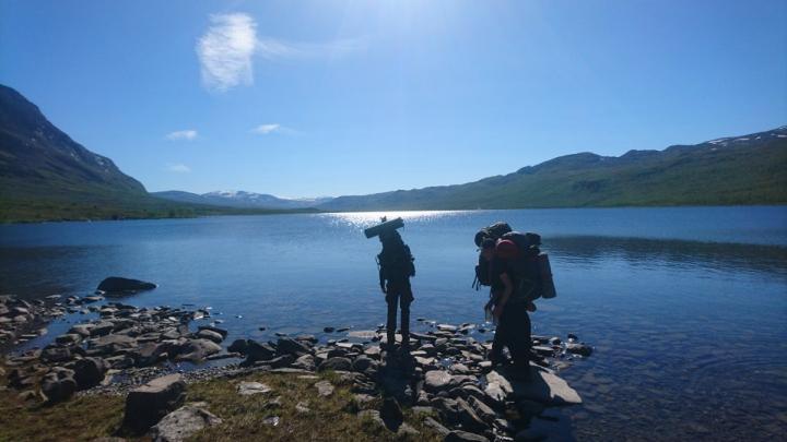 To trop spejdere ved en sø i Lapland.