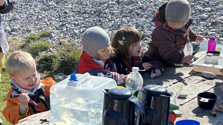 Familie spejd ved vandet